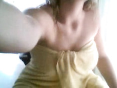 Горячая шотландская девушка играет с бананом