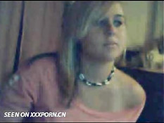 Милая блондинка перед камерой