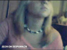 Милая блондинка перед камерой