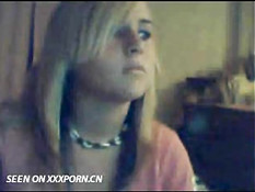 Милая блондинка перед камерой