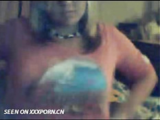 Милая блондинка перед камерой