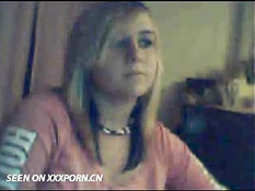 Милая блондинка перед камерой