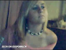 Милая блондинка перед камерой