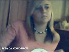 Милая блондинка перед камерой