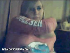 Милая блондинка перед камерой