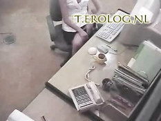 Она любит мастурбировать в офисе