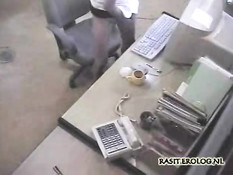 Она любит мастурбировать в офисе