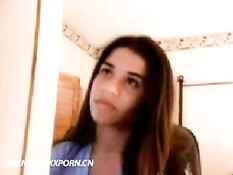 Бразильская девушка ласкает свою киску