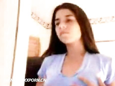 Бразильская девушка ласкает свою киску