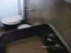 Молодая женщина принимает душ