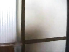 Молодая женщина принимает душ