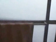 Молодая женщина принимает душ