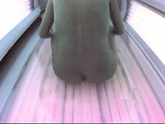 Подглядывание за девушками в солярии