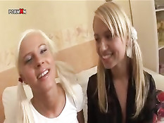 Молодые блондинки играют с секс игрушками