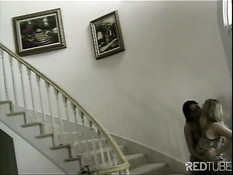 Две подруги занимаются сексом на лестнице