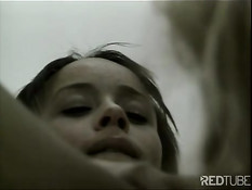 Две подруги занимаются сексом на лестнице