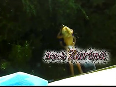 Грудастая баба широко раздвинула свои ноги