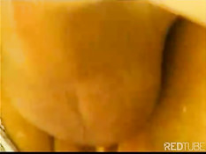 Грудастая баба широко раздвинула свои ноги