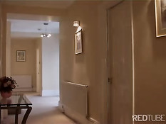 Взрослый член ублажает молодую девчонку