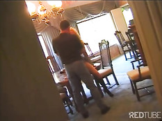 Похотливую мамочку дерут на обеденном столе