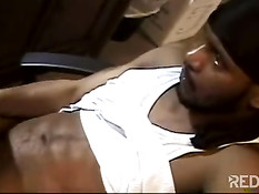 Одинокий чёрный ганстер дрочит свой член