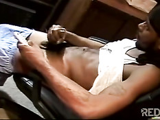 Одинокий чёрный ганстер дрочит свой член