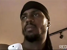 Одинокий чёрный ганстер дрочит свой член