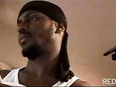 Одинокий чёрный ганстер дрочит свой член