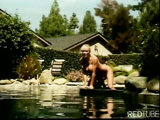 Девочки занимаются сексом у открытого бассейна