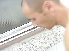 Два молодых гея ебутся сидя на крыше дома