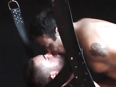 Три парня ебутся на качелях