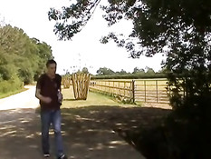 Два гея занимаются сексом у палатки на поляне