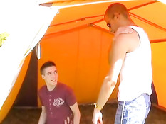 Два гея занимаются сексом у палатки на поляне