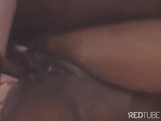 Чёрный секс в постели в сильную жару