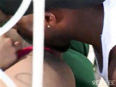 Большие сиськи и киска для чёрного парня