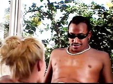 Чёрный мачо получает рот горячей блондинки