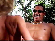 Чёрный мачо получает рот горячей блондинки