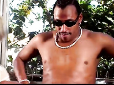 Чёрный мачо получает рот горячей блондинки