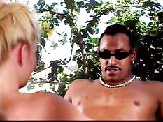 Чёрный мачо получает рот горячей блондинки