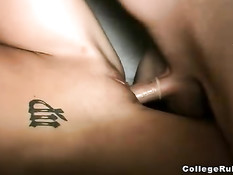 Парень в маске тигра трахает молодую азиатку