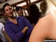 Юная брюнетка с пирсингом делает минет