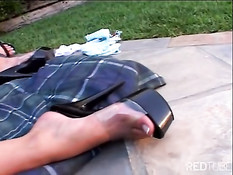 Две светлые лесбиянки удовлетворяют себя на улице