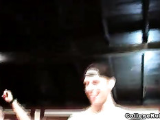 Блондинка и брюнетка сосут член парня на вечеринке