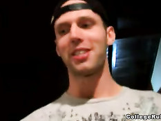 Блондинка и брюнетка сосут член парня на вечеринке