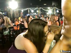 Девушка делает минет стриптизёру на сцене