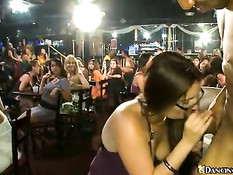 Девушка делает минет стриптизёру на сцене