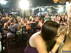 Девушка делает минет стриптизёру на сцене