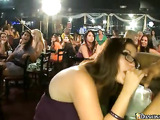 Девушка делает минет стриптизёру на сцене