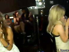 Сосание члена у одного участника стриптиз шоу