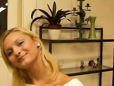 Блондинка Дженни раздевается и делает минет
